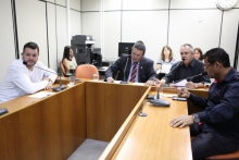 Patrus (esq.) apresentou requerimentos aos colegas Preto (presidente), Silvinho Rezende e Autair Gomes (Foto: Mila Milowsky)