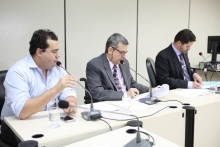 Pablo César - Pablito (PV), Leonoardo Mattos (PV) e Adriano Ventura (PT), em reunião da Comissão. Foto: Mila Milowski