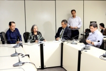 Elvis Côrtes, Elaine Matozinhos (presidente), Sérgio Fernando e Tarcísio Caixeta na reunião da comissão. (Foto: Rafa Aguiar)