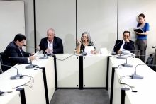 Tarcísio Caixeta, Doutor Sandro, Elaine Matozinhos e Elvis Côrtes aprovaram debates requeridos à comissão (Foto: Rafa Aguiar)