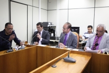 Vereadores em reunião da Comissão de Saúde e Saneamento, nesta terça-feira (18/8/2015). Foto: Mila Milowski