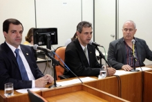 Vereadores Juninho Los Hermanos, Sérgio Fernando Pinho Tavares (presidente) e Dr. Sandro, na reunião da Comissão Especial 