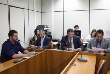 Vereadores Pedro Patrus, Silvinho Gomes, Preto (presidente) e Autair Gomes apreciam pauta da Comissão (Foto: Judith Silva)