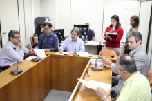 Vereadores em reunião da Comissão de Legislação e Justiça, nesta sexta-feira (22/5). Foto: Mila Milowski