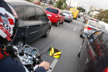 Medida simlpes, a instalação de antenas nas motos poderia evitar acidentes fatais com linhas de cerol - Foto: Luis H. Blanco