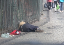 Morador de rua em BH. PL prevê assistência médica, alimentação e recolocação profissional