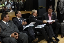 Presidente do Legislativo, Léo Burguês de Castro, recebeu projetos das mãos do prefeito Marcio Lacerda
