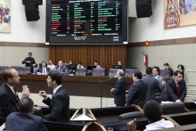 Verba indenizatória e escassez de água estiveram em debate no plenário (Foto: Mila Milowski)