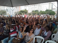 Servidores municiapis em assembleia na Praça da Estação, no dia 10/6. Foto: Sindibel