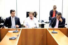 Vereadores em reunião da Comissão de Legislação e Justiça. 