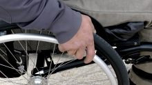 deficiente físico em cadeira de rodas