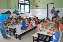 Alunos se alimentam na rede municipal de ensino