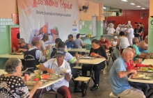 Usuário almoçando no restaurante popular de Venda Nova 