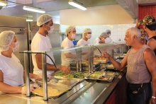 Usuários sendo servidos em unidade do Restaurante Popular