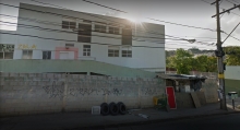 Fachada da maternidade com pneus e entulhos na calçada
