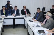 Parlamentar e convidados compõem mesa de renião