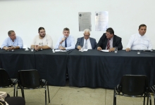 Vereadores e representantes dos feirantes compondo a mesa em reunião da Comissão Especial de Estudos sobre os feirantes e amb