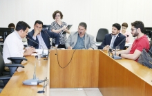 Parlamentares compõem mesa de reunião
