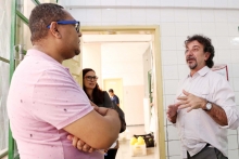 Vereador Gilson Reis e Fabiano Camilozi, vice-diretor da Escola Municipal Professor Cláudio Brandão, em visita técnica à escola