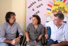 Vereador Gilson Reis, vereador Juliano Lopes e Maria Aparecida Mota, diretora da Escola Municipal CIAC Lucas Monteiro Machado, em visita técnica à escola