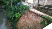Barranco sob risco de desmoronamento, em frente à Rua Afonso Torres, Bairro Jardim Guanabara