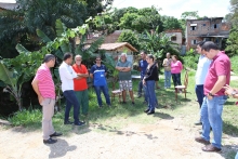 Vereadores Wesley Autoescola e Hélio da Farmácia, Danilo Oliveira Heleno, engenheiro da Gerência de Infraestrutura Urbana (Gerurb) Barreiro, José Mauro Gomes, sub secretário de Fiscalização da Secretaria Municipal de Política Urbana e comunidade, em visita técnica a via de acesso a residências localizadas às margens do Córrego Parque das Águas, Bairro Flávio Marques Lisboa, Região do Barreiro