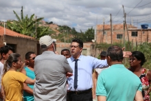 Vereador Jair Di Gregório, Humberto Guimarães, coordenador da Regional Norte e comunidade, em visita técnica a ruas do Bairro Maria Tereza