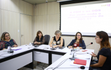 vereadoras e convidadas compõem mesa de reunião