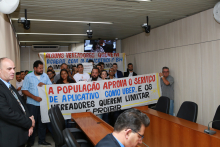 Manifestantes exibem cartazes em favor dos serviços de transporte por aplicativos digitais