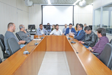 parlamentares e convidados compõem mesa de reunião