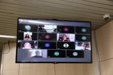 monitor de vídeo exibe tela de videoconferência em mosaico