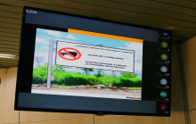 Placa de trânsito com os dizeres: Proibido Caminhão