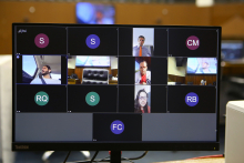 Monitor de computador exibe vereadores em videoconferência