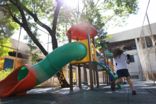 Criança brincando em parque