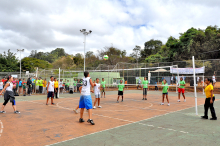 Estudantes jogam vôlei em quadra pública, durante o dia