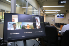 cinco vereadores dividem a tela de computador em reunião remota.
