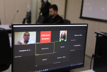 Um vereador e uma vereadora participam de reunião virtual em tela de computador.