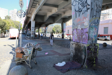Imagem de pilastras de um viaduto pichado