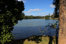 Foto da Lagoa da Pampulha com Igrejinha ao fundo, durante o dia.