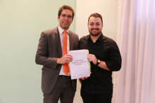 Os vereadores Braulio Lara e Ciro Pereira mostram documento com 30 medidas para o desenvolvimento econômico de Belo Horizonte
