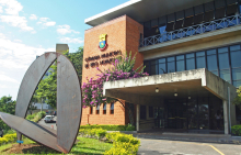 Fachada da Câmara Municipal de Belo Horizonte, durante o dia