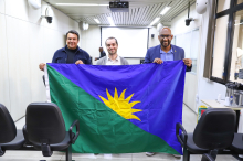 Foto dos autores do PL, Jorge Santos e Cleiton Xavier, e Gabriel Figueiredo segurando a bandeira proposta pelo PL
