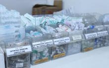 Imagem de medicamentos em recipientes transparentes e identificados 