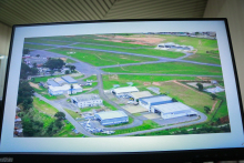 Imagem aérea do Aeroporto Carlos Prates exibida na tela de um computador 