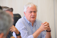 Secretário Municipal de Governo, Josué Valadão, sentado à mesa
