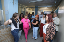 três parlamentares e mais de dez pessoas nos corredores do Ambulatório Trans Anyky Lima, no Hospital Eduardo de Menezes.
