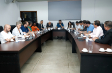 Imagem dos parlamentares em torno da mesa em formato de U