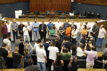 Professora Nara toma posse como vereadora, ao lado de outros parlamentar suplente, Wagner Messias, parlamentares, familiares e apoiadores no Plenário Amynthas de Barros.