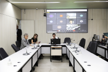 Vereadores se reúnem em volta de mesa