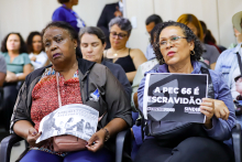Servidoras seguram cartazes contra a PEC 66